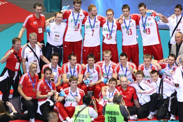 Finaliści turnieju, srebrni Polacy - gratulacje! (foto: FIVB)